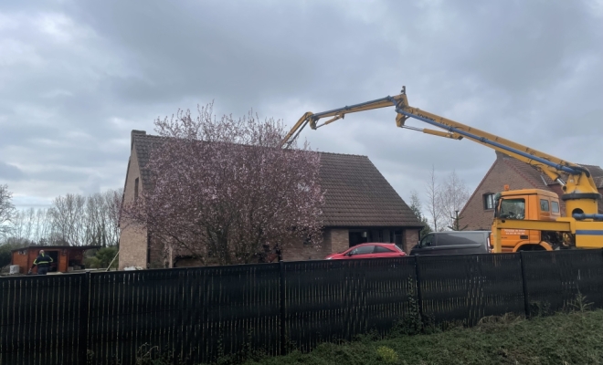 Coulage d'une terrasse en béton autours d'une piscine à Vieille-Chapelle, Lille, TRANS-LINE