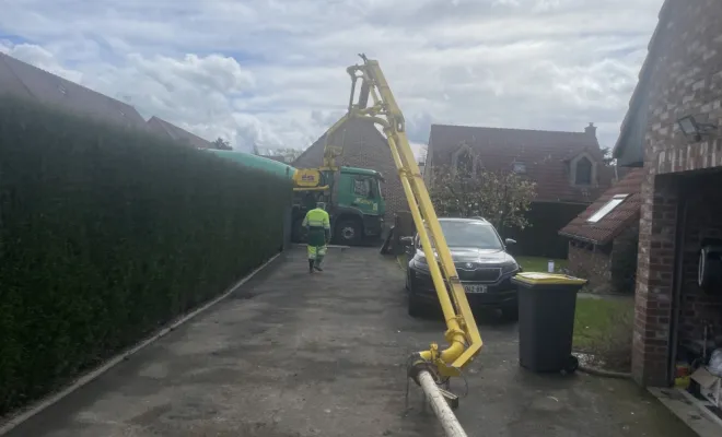 Coulage d’un tour de piscine avec mat de bétonnage sur Lesquin , Lille, TRANS-LINE