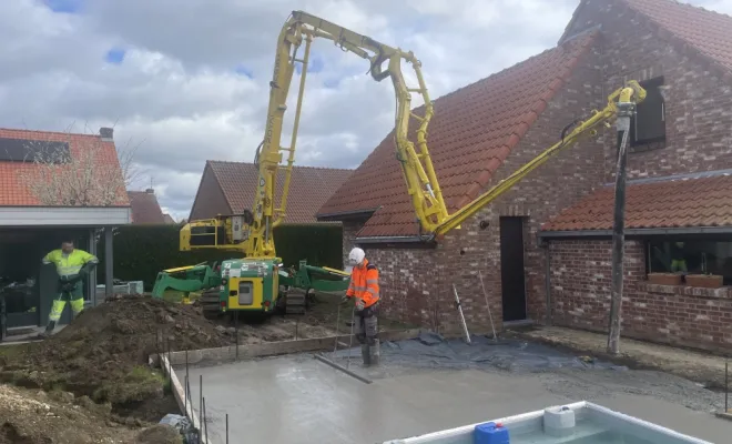 Coulage d’un tour de piscine avec mat de bétonnage sur Lesquin , Lille, TRANS-LINE