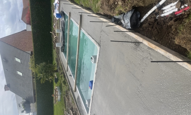 Coulage d’un tour de piscine avec mat de bétonnage sur Lesquin , Lille, TRANS-LINE