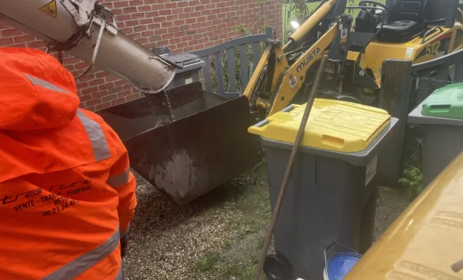 Coulage d’une terrasse sur Comines avec un chargeur équipé d’un godet béton , Lille, TRANS-LINE