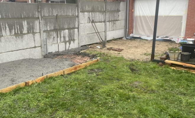 Coulage d’une terrasse sur Comines avec un chargeur équipé d’un godet béton , Lille, TRANS-LINE