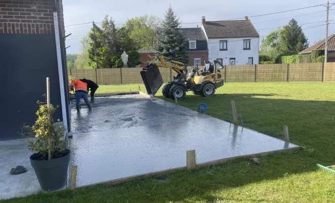 Livraison de béton pour une terrasse sur Neuve Chapelle. Location d’un chargeur avec un godet spécial béton car pas d’accès pour une pompe à béton, Lille, TRANS-LINE